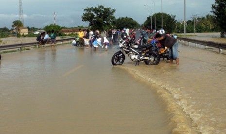   Sejumlah warga memarkir sepeda motor di Km 59 jalan tol Jakarta - Merak, Cikande, Serang, Banten, Kamis (10/1).   (Antara/Asep Fathulrahman)