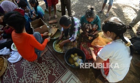 Sejumlah warga memasak di dapur umum tanggap bencana longsor Desa Banaran, di Kecamatan Pulung, Ponorogo, Jawa Timur, Selasa (4/4).