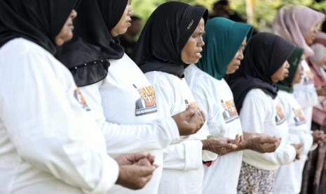 Sejumlah warga membaca doa sebelum dimulainya kegiatan penyuluhan budidaya ikan dan udang di Dusun Karangmulya, Desa Blanakan, Kecamatan Blanakan, Kabupaten Subang, Jawa Barat. 