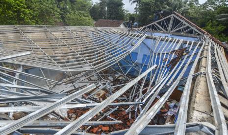 Hujan Deras Sebabkan Ruang Kelas MTs Yaspida Sukabumi Ambruk. llustrasi