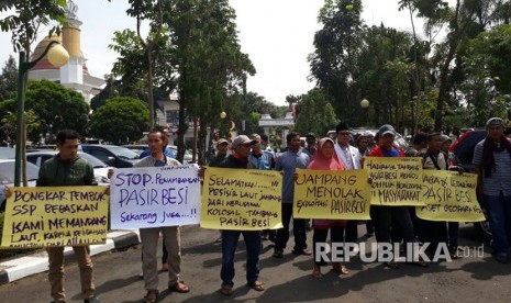 Sejumlah warga membawa spanduk dan poster menuntut pencabutan izin usaha tambang pasir besi di selatan Kabupaten Sukabumi di Pendopo Negara Sukabumi Selasa (29/8).