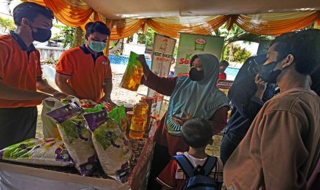 Sejumlah warga membeli bahan kebutuhan pokok di pasar murah Bazar Ramadhan di Alun-Alun Kramatwatu, Kabupaten Serang, Provinsi Banten, Selasa (19/4/2022). Pemkot Serang bekerja sama dengan Perum Bulog dan sejumlah toko swalayan menggelar Bazar Ramadhan tersebut untuk membantu warga memenuhi kebutuhan pokok seperti beras, gula, minyak goreng, telur dan komoditas sayur dengan harga lebih murah dari harga di pasaran.