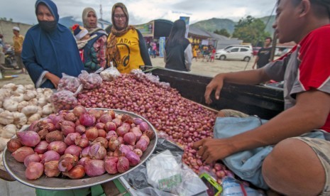 Sejumlah warga membeli bawang di salah satu pedagang musiman di Palu, Sulawesi Tengah, Rabu (24/4/2019).