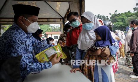 Sejumlah warga membeli kebutuhan pokok saat bazar pangan di Karawaci, Kota Tangerang, Banten, Kamis (17/3/2022). Pemerintah Kota Tangerang bersama Bulog menggelar bazar pangan murah seperti minyak goreng, gula, beras, daging kerbau, dan tepung terigu guna mencukupi kebutuhan pokok masyarakat jelang Ramadan 1443 H. 