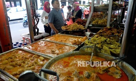 Sejumlah warga membeli makanan berbuka puasa di kawasan Pasar Senen, Jakarta, Selasa (7/6). (Republika/Yasin Habibi)