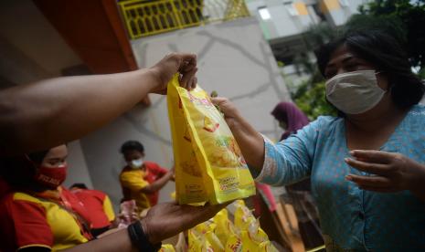 Sejumlah warga membeli minyak goreng kemasan saat operasi pasar minyak goreng di Rusunawa KS Tubun, Jakarta, Rabu (19/1/2022). 