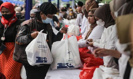 Sejumlah warga membeli sembako murah saat kegiatan Pasar Rakyat dan Bazar UMKM. BUMN Konstruksi, PT PP (Persero), PT Permodalan Nasional Madani (Persero), dan Kementerian BUMN, menggelar menggelar kegiatan pasar rakyat yang berlokasi di Stadion Pancasila, Demak, Jawa Tengah, akhir pekan lalu.