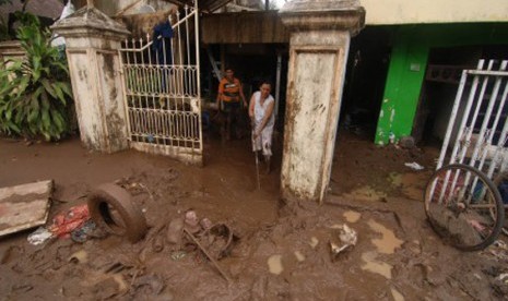 sejumlah warga membersihkan lumpur rumahnya setelah terendam banjir di Manado, Sulawesi Utara, Kamis (16/1). Badan Nasional Penanggulangan Bencana (BNPB) Sulut menyatakan banjir telah menelan 15 korban, 6 di Manado , Tomohon 5 dan Minahasa 4 korban jiwa. 