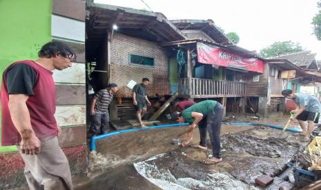 Sejumlah warga membersihkan rumah yang terdampak banjir bandang di Kampung Dayeuh Handap, Kelurahan Kota Kulon, Kecamatan Garut Kota, Kabupaten Garut, Ahad (17/7/2022). 