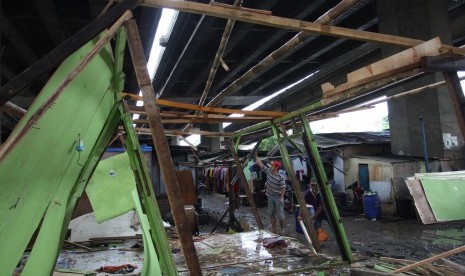 Sejumlah warga membongkar bangunannya sendiri jelang penggusuran pemukiman liar di kolong Jalan Tol Pluit-Tomang di kawasan Teluk Intan, Jakarta Utara, Rabu (2/3).