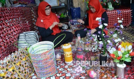 Sejumlah warga membuat kerajinan dari barang limbah di kawasan bebas sampah program Kurangi, Pisahkan dan Manfaatkan (Kang Pisman) di RW 1, Kelurahan Sukamulya, Kecamatan Cinambo, Kota Bandung, Senin (11/2).