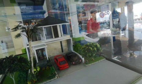 Sejumlah warga memerhatikan maket salah satu rumah dalam suatu pameran properti di Palu, Sulawesi Tengah, Senin (1/12). 