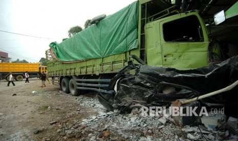 Sejumlah warga memerhatikan mobil yang hancur ditabrak truk usai kecelakaan beruntun di jalur tengah Tegal-Purwokerto, Bumiayu, Brebes, Jawa Tengah, Senin (10/12/2018). 