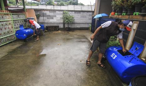 Sejumlah warga memeriksa ikan lele budidaya kolam drum di Kelompok Sikuleni, Sukatani, Depok, Jawa Barat, Selasa (21/12/2021). Sebanyak 70 drum yang dimanfaatkan warga untuk budidaya ikan lele dengan menghasilkan 80 kilogram per bulan sebagai pemasukan warga tersebut terkendala harga pakan dan modal.