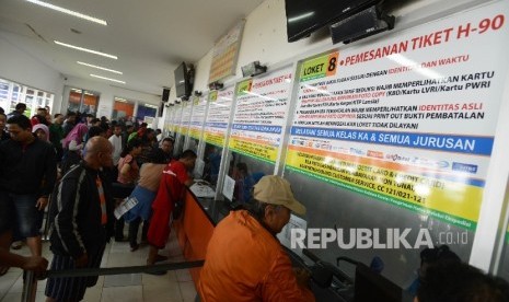  Sejumlah warga memesan tiket kereta api H-8 lebaran secara di Stasiun Pasar Senen, Jakarta, Ahad (19/3).