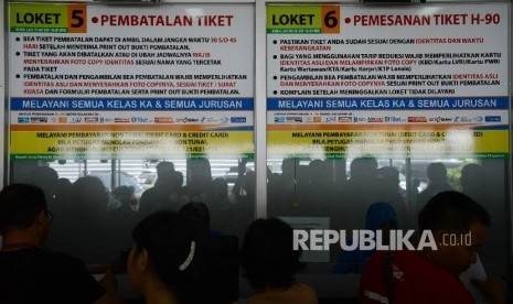 Sejumlah warga memesan tiket kereta api H-8 lebaran secara di Stasiun Pasar Senen, Jakarta, Ahad (19/3).