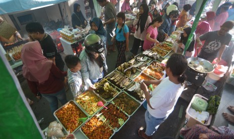 Sejumlah warga memiih beragam makanan untuk berbuka puasa di kawasan kampung Wanasari, Denpasar, Senin (6/5/2019). 