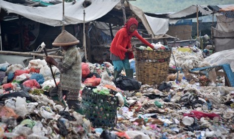 Sejumlah warga memilah limbah plastik dari tumpukan sampah di Tempat Pembuangan Akhir (TPA) Jatibarang, Semarang, Jawa Tengah, Kamis (10/1/2019).