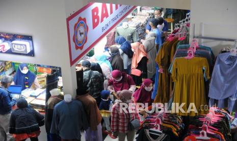 Sejumlah warga memilih busana muslim di Blok F Trade Center, Pasar Kebon Kembang, Kota Bogor, Jawa Barat, Ahad (9/5). Untuk memastikan keamanan masyarakat dalam berbelanja, Satgas Covid-19 Kota Bogor menggelar rapid test antigen secara massal dan acak kepada para juru parkir dan pedagang pasar.