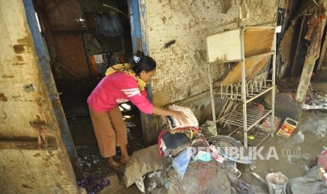   Sejumlah warga memindahkan sisa-sisa barang pasca banjir bandang di Tarogong Kidul, Kabupaten Garut, Kamis (22/9). 