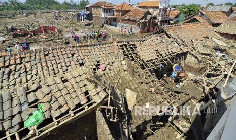 Sejumlah warga memindahkan sisa-sisa barang pasca banjir bandang di Tarogong Kidul, Kabupaten Garut, Kamis (22/9).