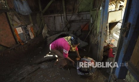 Sejumlah warga memindahkan sisa-sisa barang pasca banjir bandang di Tarogong Kidul, Kabupaten Garut, Kamis (22/9).