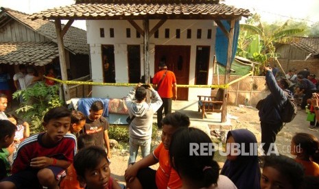 Sejumlah warga memperhatikan rumah Fitri Andriana pelaku penusukan Menko Polhukam Wiranto yang dipasang garis polisi di Desa Sitanggal RT 007 RW 002, Brebes, Jawa Tengah, Kamis (10/10/2019).