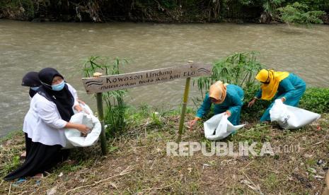 Para siswa dan santri di Kabupaten Temanggung, Jawa Tengah, Sabtu, melakukan gerakan pilah sampah dalam menyambut World Cleanup Day (Hari Bersih-bersih Sedunia). (Foto: Warga Temanggung memungut sampah)