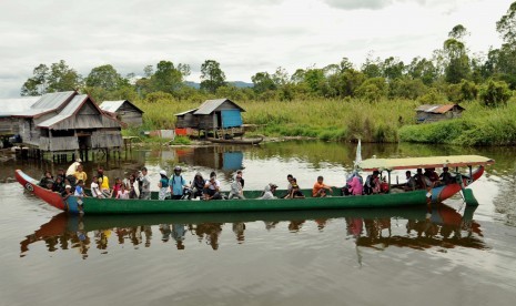 Sejumlah warga menaiki perahu yang akan mengangkutnya menyeberang danau di Danau Lindu, Sigi, Sulawesi Tengah. (ilustrasi)