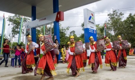 Sejumlah warga menari dalam acara peresmian SPBU dalam program BBM satu harga di Desa Onolimbu, Nias Barat, Sabtu (2/12). PT Pertamina mewujudkan pemberlakuan BBM satu harga pada daerah 3T (Terdepan, Terluar dan Terpencil) di SPBU Kompak di Desa Onolimbu dengan penerapan harga Premium Rp6.450 dan Solar Rp 5.150 per liter.