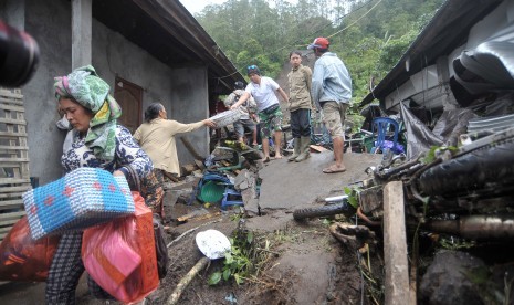 Residents tried to find their belongings after landslide hit the Songan Village, Kintamani, Bali, on Friday (Feb 10). 