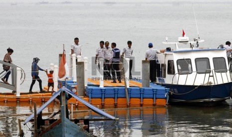   Sejumlah warga mencoba menaiki kapal motor yang melayani transportasi di kawasan Marunda, Jakarta Utara, Kamis (14/2).  (Republika/Adhi Wicaksono)