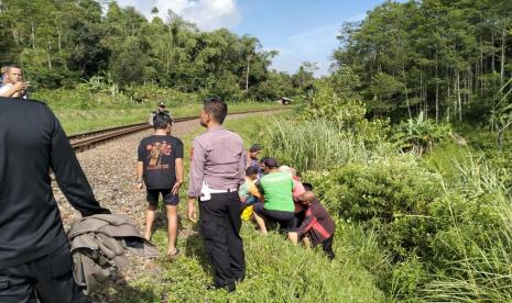 Sejumlah warga mencoba mengevakuasi korban terserempet kereta api di Desa Kadipaten, Kecamatan Kadipaten, Kabupaten Tasikmalaya, Sabtu (1/4/2023). Seorang Petani di Tasikmalaya Meninggal Terserempet Kereta