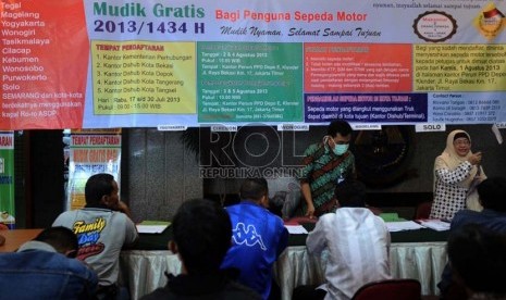  Sejumlah warga mendaftarkan diri sebagai peserta mudik di Kantor Kemenhub, Jakarta, Jumat (26/7).  (Republika/ Tahta Aidilla)