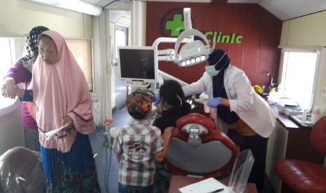 Sejumlah warga mendapat pelayanan kesehatan gratis di dalam Rail Clinic generasi ke-4 PT KAI Daop 3 Cirebon di Stasiun Terisi, Kecamatan Terisi, Kabupaten Indramayu, Kamis (25/7). 