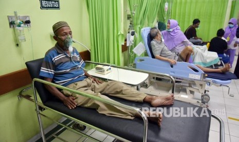 Sejumlah warga mendapatkan perawatan dengan alat nebulizer karena mengalami sesak nafas di posko kesehatan korban terpapar asap kebakaran hutan dan lahan (karhutla) di RSUD Petala Bumi, Kota Pekanbaru, Riau, Kamis (19/9/2019). 