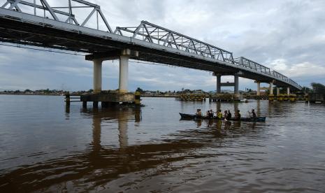 Sungai Kapuas. Debit air Sungai Kapuas sebagai sumber bahan baku mengalami surut sehingga produksi air bersih yang dikelola PDAM Tirta Khatulistiwa tidak maksimal.