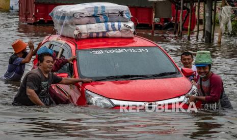 Mau Aman Berkendara di Jalan Banjir, Begini Caranya