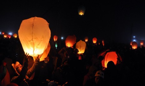 Sejumlah warga menerbangkan balon tradisional pada rangkaian Dieng Culture Festival (DCF) V di pelataran candi Arjuna kawasan dataran tinggi Dieng, Desa Dieng Kulon, Batur, Banjarnegara, Jawa Tengah, tahun lalu. 