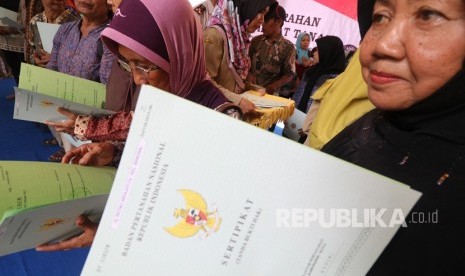 Sejumlah warga menerima sertifikat tanah program Pendaftaran Tanah Sistematis Lengkap (PTSL) di Kelurahan Bangsal, Kota Kediri, Jawa Timur, Senin (4/12).