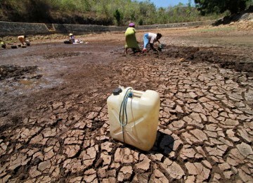 Sejumlah warga mengambil air di tengah Telaga Tritis yang mulai mengering di Dusun Njaten, Ngestirejo, Tanjungsari, Gunung Kidul, Yogyakarta, Rabu (7/9). (ANTARA/Noveradika)