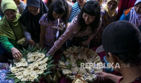 Sejumlah warga mengambil tempe mendoan yang dibagikan secara gratis pada acara festival mendoan di Purwokerto, Banyumas, Jawa Tengah. 