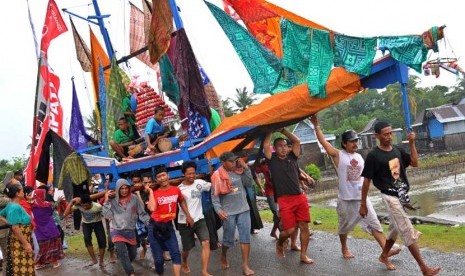    Sejumlah warga mengangkat perahu hias saat perayaan Maulid Penutup (Maudu Lompoa) di Cikoang, Takalar, Sulsel, Kamis (30/1).    (Antara/Ekho Ardiyanto)