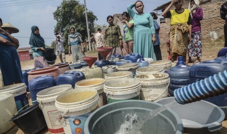 Sejumlah warga mengantre bantuan air bersih di Desa Ridomanah, Cibarusah, Kabupaten Bekasi, Jawa Barat, Kamis (1/8/2019). 