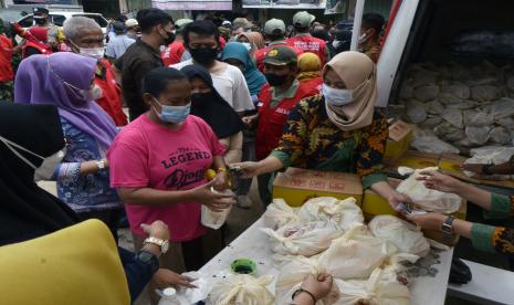 Sejumlah warga mengantre membeli minyak goreng saat operasi pasar minyak goreng kemasan murah di Pasar Kangkung, Bandar Lampung, Lampung, Jumat (14/1/2022). Pemerintah Provinsi Lampung bekerjasama dengan distributor PT Tunas Baru Lampung menggelar operasi pasar minyak goreng kemasan murah dengan harga Rp14.000 per liter dengan total minyak goreng sebanyak 2.400 liter.