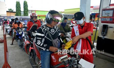 Sejumlah warga mengantre mengisi bahan bakar minyak (BBM) di SPBU. 