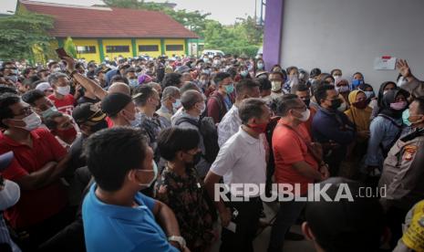 Sejumlah warga mengantre saat hendak masuk ke dalam lokasi untuk melakukan vaksinasi COVID-19 di Sport Center Kelapa Dua, Kabupaten Tangerang, Banten, Rabu (9/6/2021). Sebanyak 10.000 masyarakat umum, lansia, pralansia dan pelayan publik mengikuti vaksinasi massal sebagai upaya penanggulangan penyebaran COVID-19.