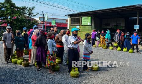 Sejumlah warga mengantre saat membeli gas elpiji 3 kilogram bersubsidi (ilustrasi).