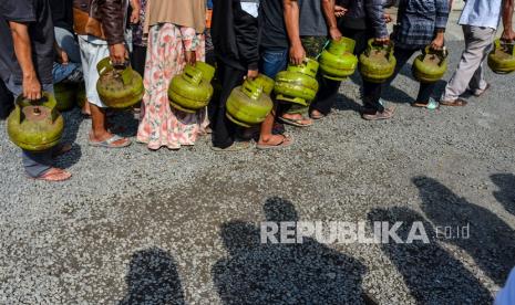 Sejumlah warga mengantre saat membeli gas elpiji 3 kilogram bersubsidi.