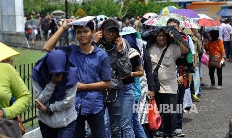 Sejumlah warga mengantre untuk melakukan pendaftaran perekaman data KTP Elektronik / Ilustrasi 